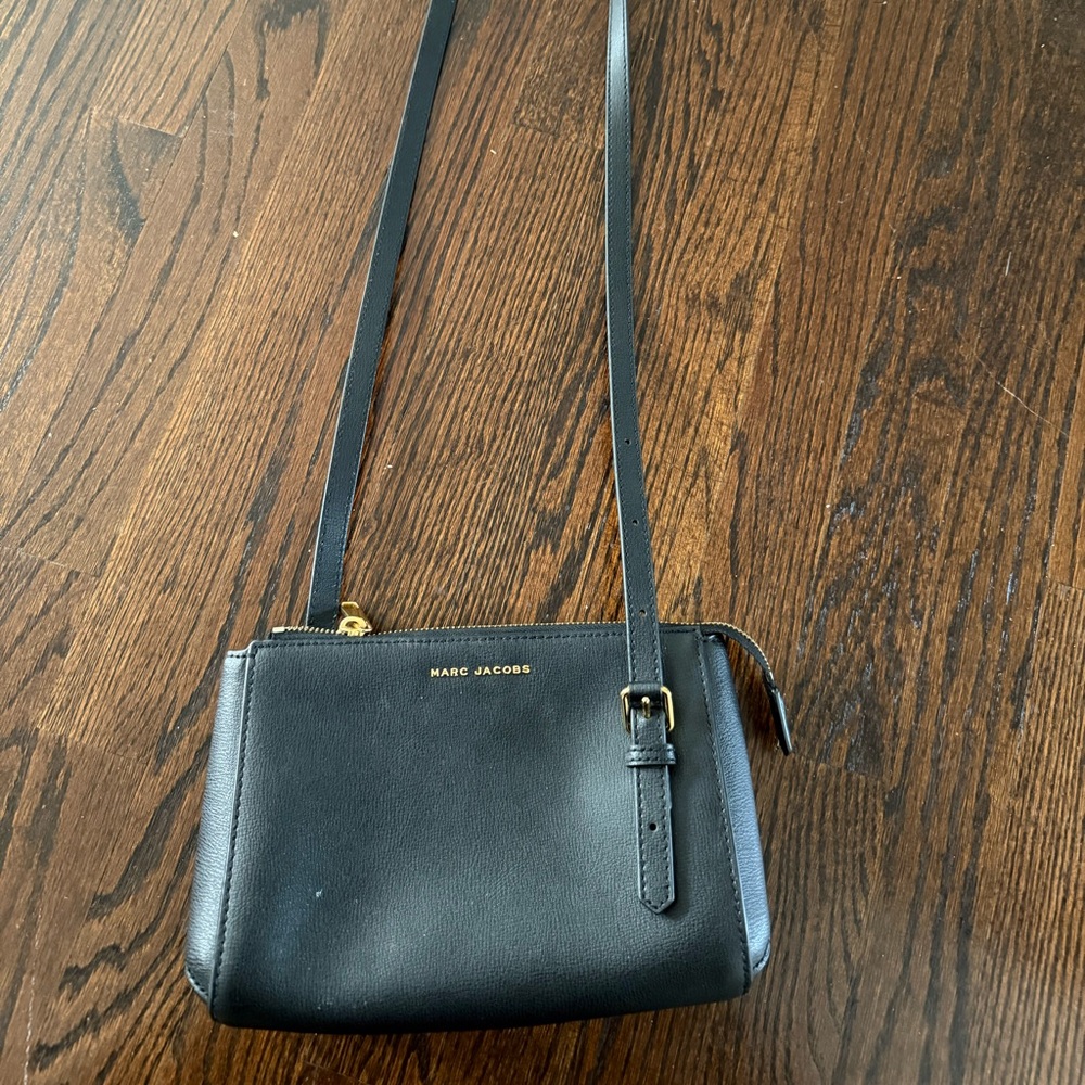 Marc Jacob’s Cross body leather bag with zipper